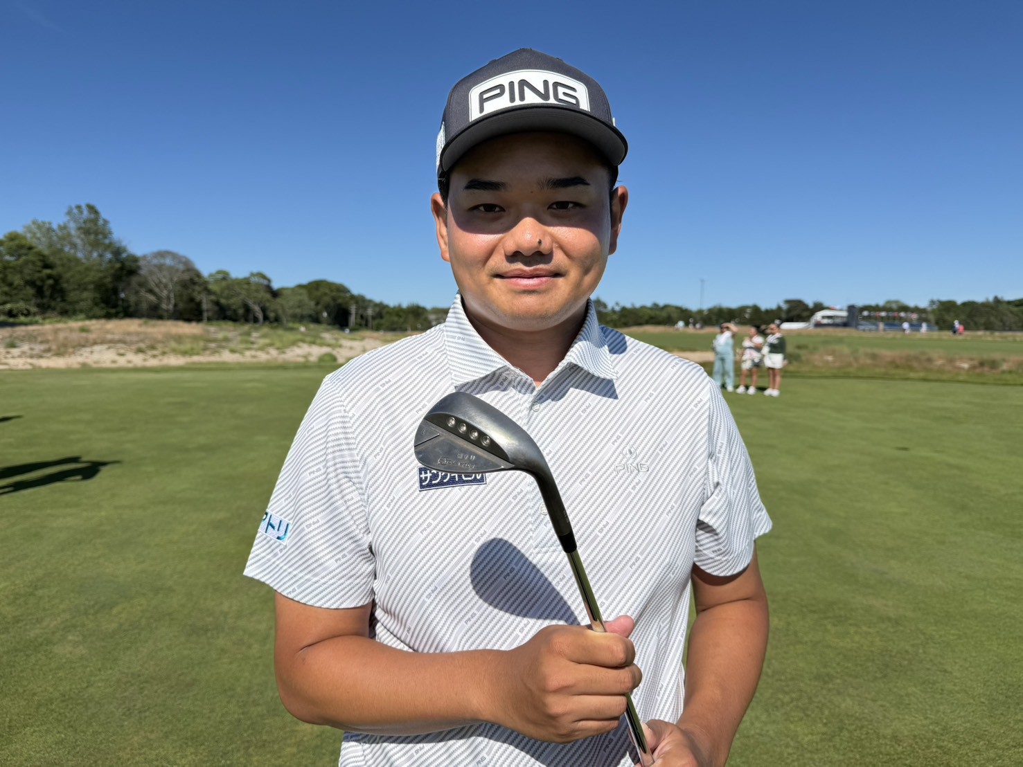 大岩龍一プロが全米オープン会場のシネコックヒルズGCの練習グリーンでウェッジを手にしている様子